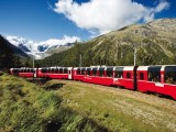 Červené vlaky Rhétské dráhy jezdí po nejkrásnější alpské železnici
