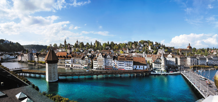 Lucern - pohled na staré město s řekou Reuss, Vodní věží a Kapličkovým mostem